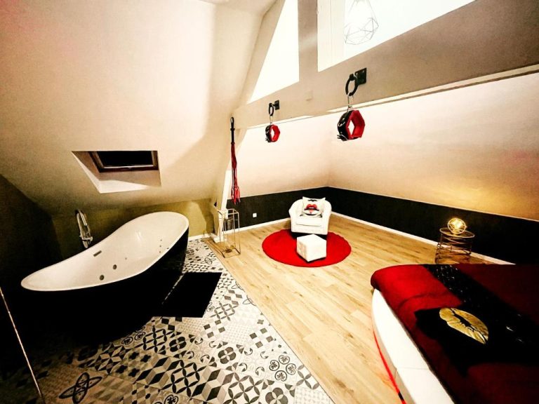 Une love room romantique avec jacuzzi pour couple à Douchy-les-MinesNord