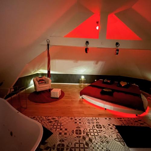Une love room romantique avec jacuzzi pour couple à Douchy-les-MinesNord