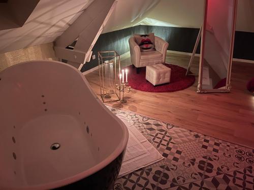 Une love room romantique avec jacuzzi pour couple à Douchy-les-MinesNord