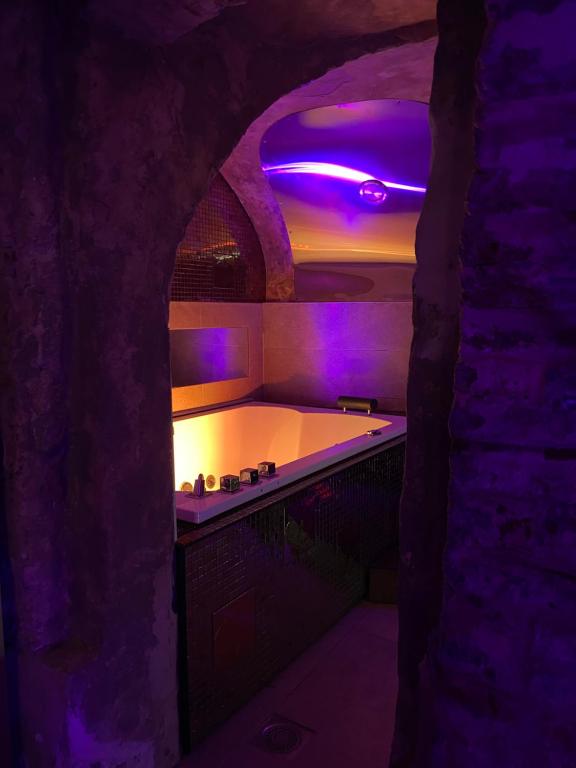 Une love room romantique avec jacuzzi pour couple à LilleNord