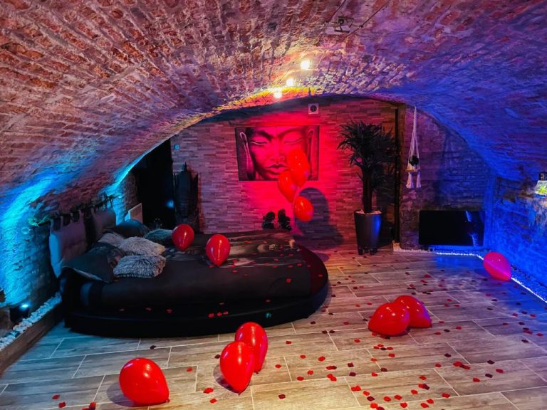 Une love room romantique avec jacuzzi pour couple à ValenciennesNord