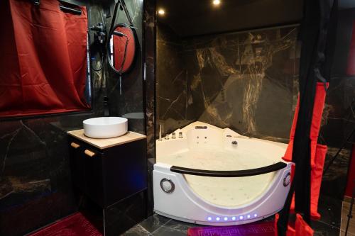 Une love room romantique avec jacuzzi pour couple à ValenciennesNord