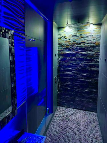 Une love room romantique avec jacuzzi pour couple à ValenciennesNord