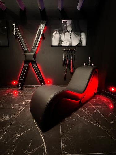 Une love room romantique avec jacuzzi pour couple à Douchy-les-MinesNord