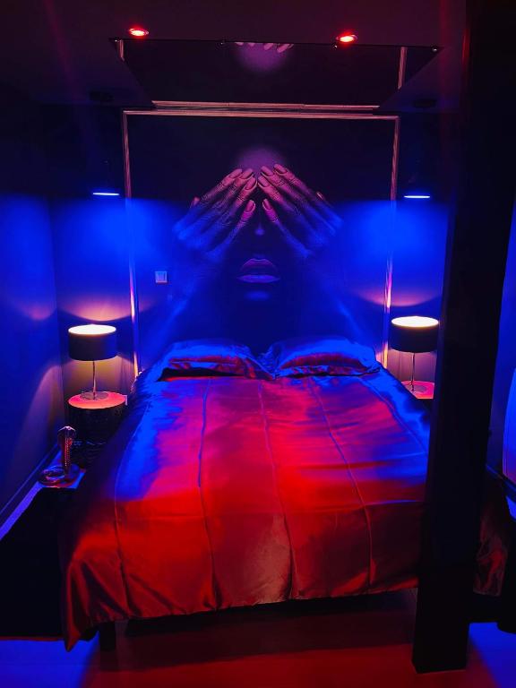 Une love room romantique avec jacuzzi pour couple à Solre-le-ChâteauNord