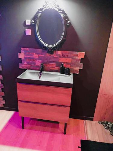 Une love room romantique avec jacuzzi pour couple à Solre-le-ChâteauNord