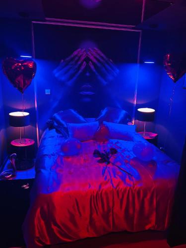 Une love room romantique avec jacuzzi pour couple à Solre-le-ChâteauNord
