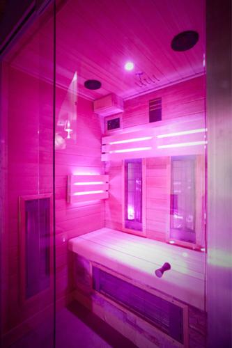Une love room romantique avec jacuzzi pour couple à LilleNord