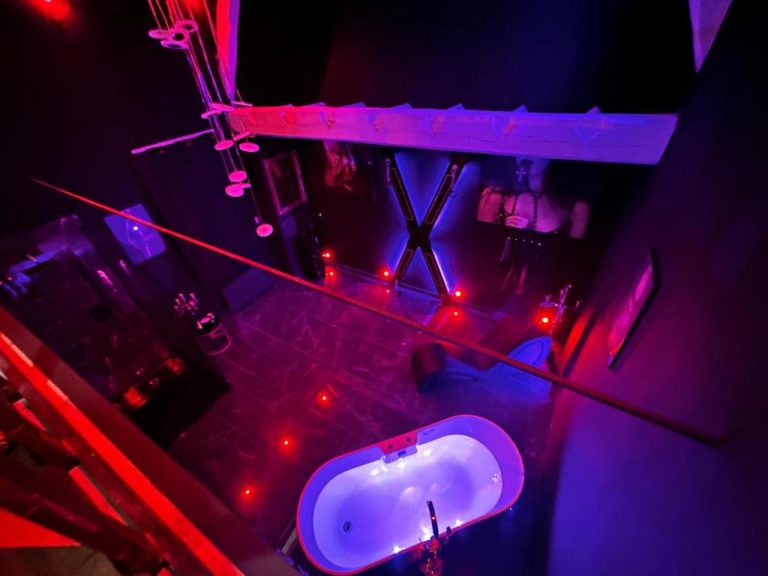 Une love room romantique avec jacuzzi pour couple à Douchy-les-MinesNord