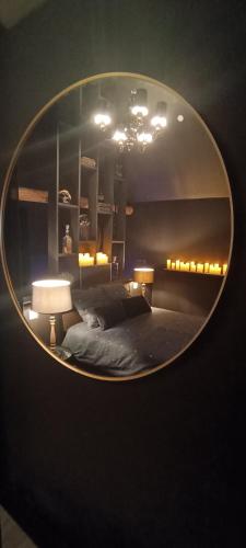 Une love room romantique avec jacuzzi pour couple à BoeschèpeNord