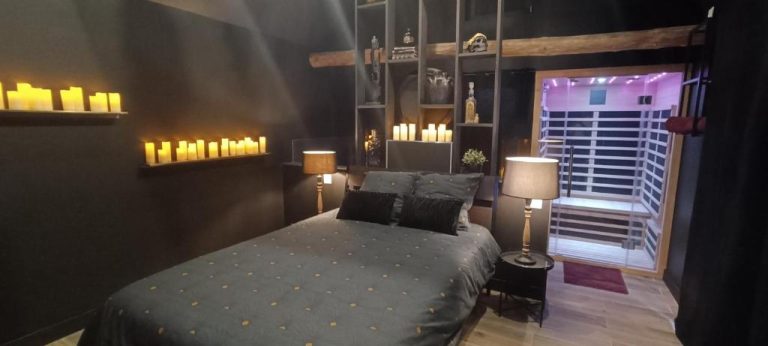 Une love room romantique avec jacuzzi pour couple à BoeschèpeNord