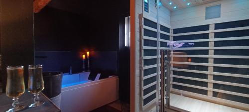 Une love room romantique avec jacuzzi pour couple à BoeschèpeNord
