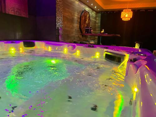 Une love room romantique avec jacuzzi pour couple à OnnaingNord