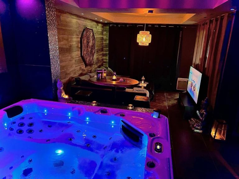 Une love room romantique avec jacuzzi pour couple à OnnaingNord