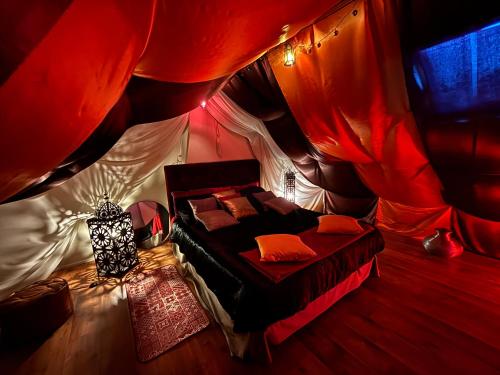 Une love room romantique avec jacuzzi pour couple à OnnaingNord