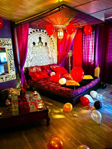 Une love room romantique avec jacuzzi pour couple à ValenciennesNord