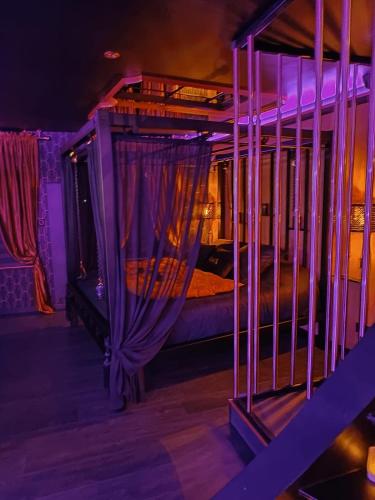 Une love room romantique avec jacuzzi pour couple à BavayNord