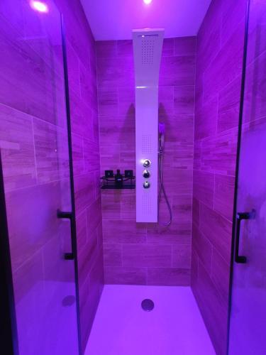 Une love room romantique avec jacuzzi pour couple à BavayNord