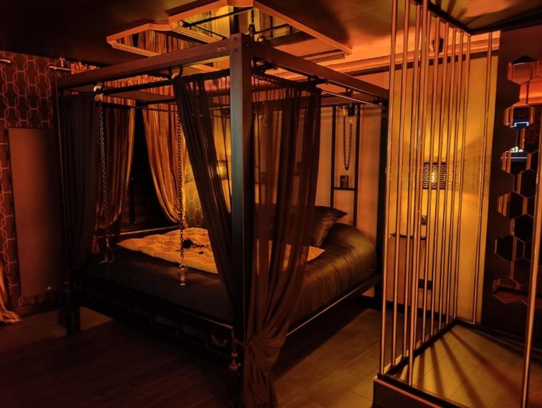 Une love room romantique avec jacuzzi pour couple à BavayNord