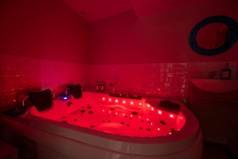 Une love room romantique avec jacuzzi pour couple à TemplemarsNord