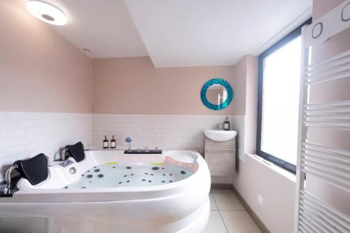Une love room romantique avec jacuzzi pour couple à TemplemarsNord