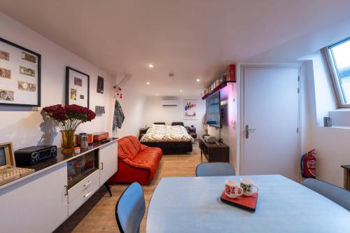Une love room romantique avec jacuzzi pour couple à TemplemarsNord