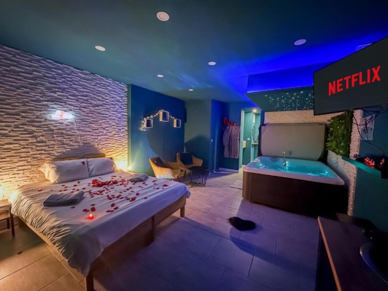 Une love room romantique avec jacuzzi pour couple à WasquehalNord