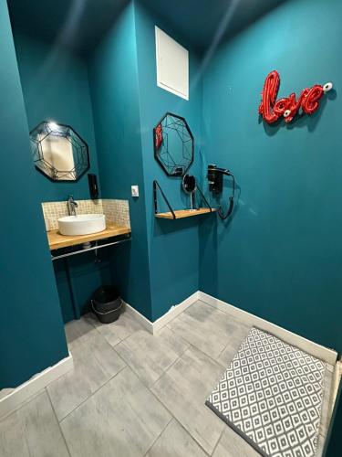 Une love room romantique avec jacuzzi pour couple à WasquehalNord