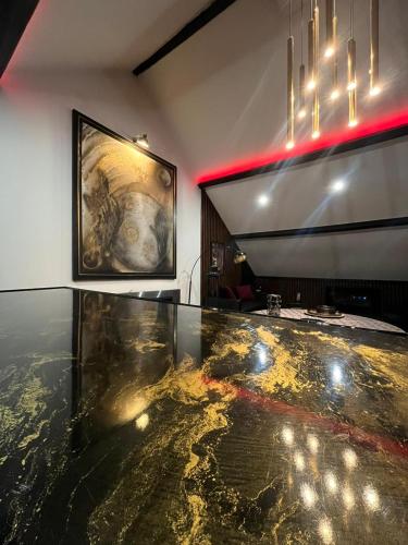 Une love room romantique avec jacuzzi pour couple à Fresnes-sur-EscautNord