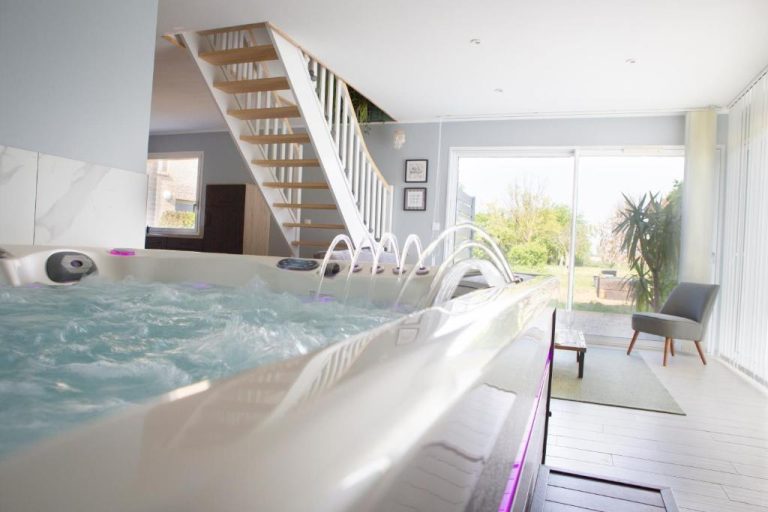 Une love room romantique avec jacuzzi pour couple à Sainte-Marie-CappelNord