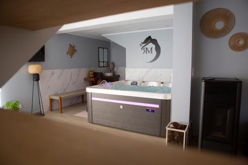 Une love room romantique avec jacuzzi pour couple à Sainte-Marie-CappelNord