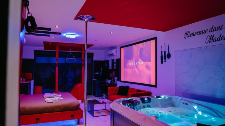Une love room romantique avec jacuzzi pour couple à StapleNord