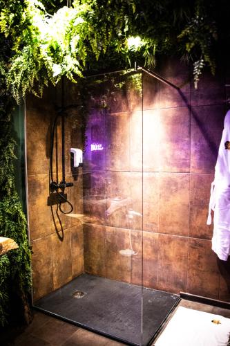 Une love room romantique avec jacuzzi pour couple à StapleNord