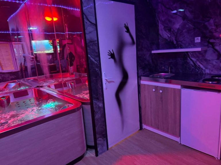 Une love room romantique avec jacuzzi pour couple à Thun-Saint-MartinNord