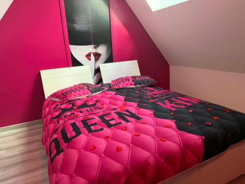 Une love room romantique avec jacuzzi pour couple à Thun-Saint-MartinNord