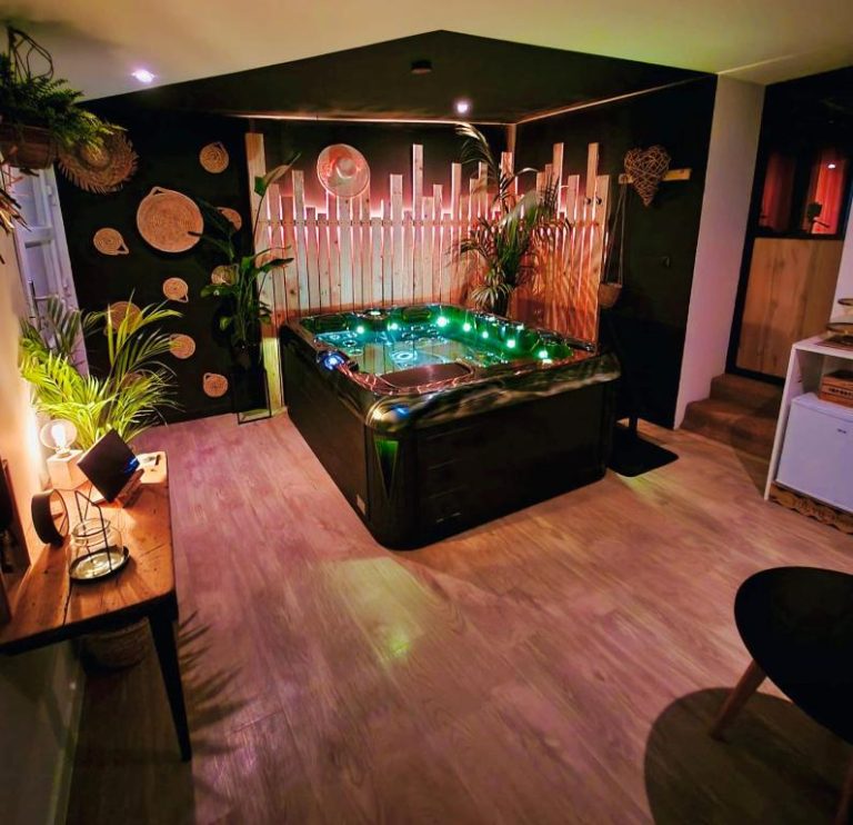 Une love room romantique avec jacuzzi pour couple à Mons-en-PévèleNord