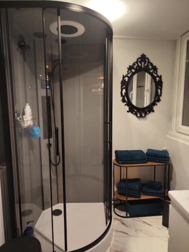Une love room romantique avec jacuzzi pour couple à MaubeugeNord