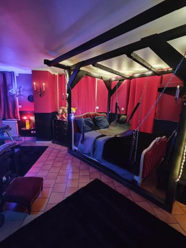 Une love room romantique avec jacuzzi pour couple à MaubeugeNord