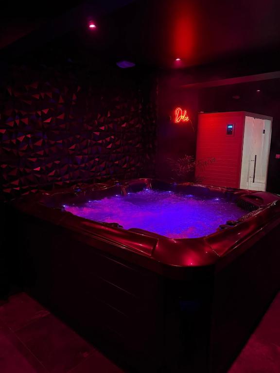 Une love room romantique avec jacuzzi pour couple à DunkerqueNord