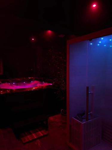 Une love room romantique avec jacuzzi pour couple à DunkerqueNord