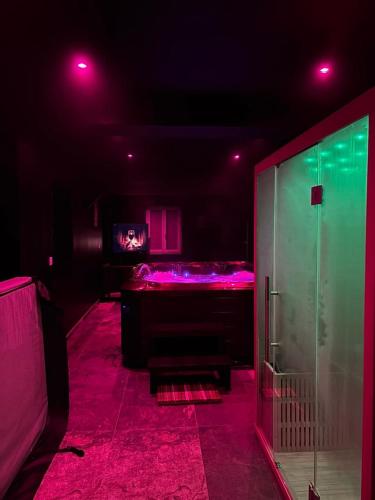 Une love room romantique avec jacuzzi pour couple à DunkerqueNord