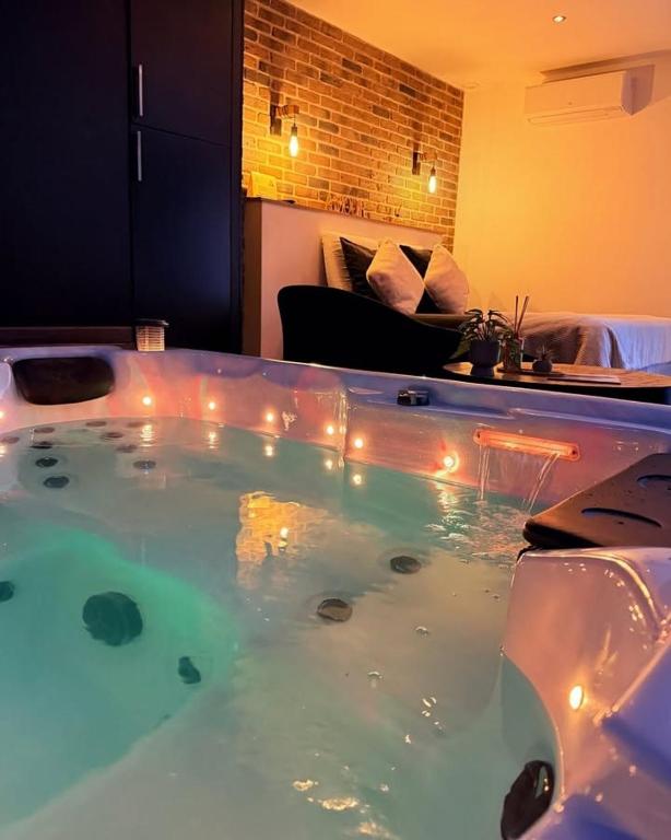 Une love room romantique avec jacuzzi pour couple à Ferrière-la-GrandeNord
