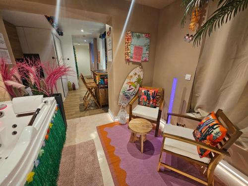Une love room romantique avec jacuzzi pour couple à La BasséeNord