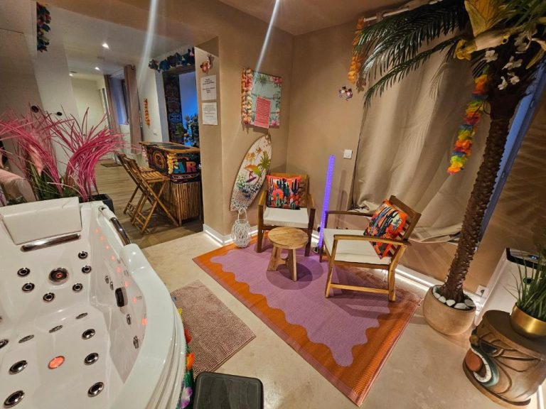 Une love room romantique avec jacuzzi pour couple à La BasséeNord