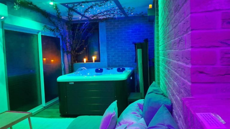 Une love room romantique avec jacuzzi pour couple à QuérénaingNord