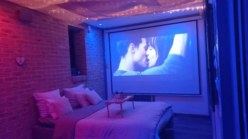 Une love room romantique avec jacuzzi pour couple à QuérénaingNord
