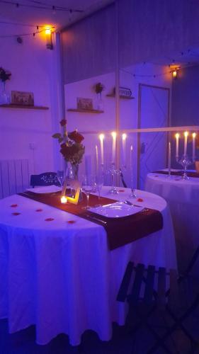 Une love room romantique avec jacuzzi pour couple à QuérénaingNord
