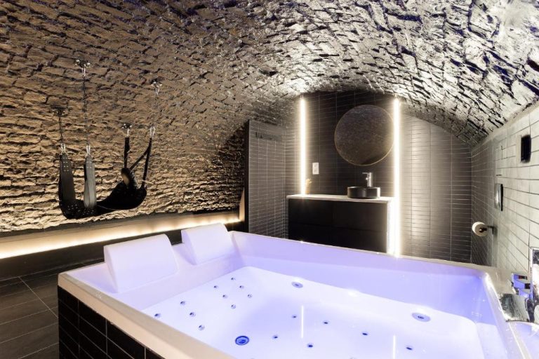 Une love room romantique avec jacuzzi pour couple à DouaiNord