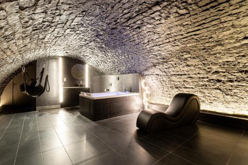 Une love room romantique avec jacuzzi pour couple à DouaiNord