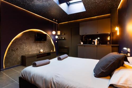 Une love room romantique avec jacuzzi pour couple à DouaiNord